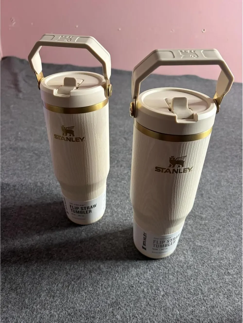 Stanley flip straw Tumbler with handle 30 oz - Picture 2 of 6
